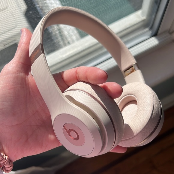 Beats Solo3 Wireless On-Ear Headphones - Matte Gold BASICALLY NEW - Picture 11 of 12